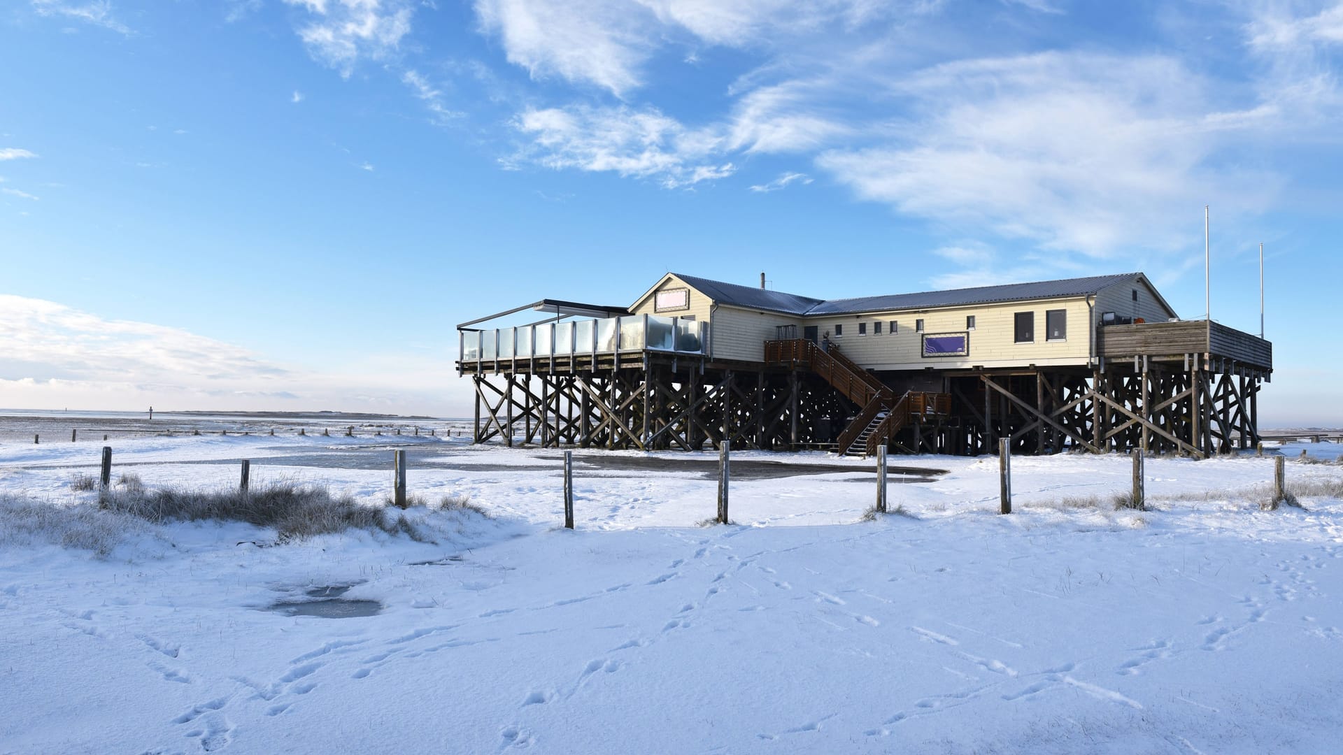 Pfahlbauten im Winter bei St. Peter-Ording (Symbolbild): Der Winter hat Norddeutschland fest im Griff.