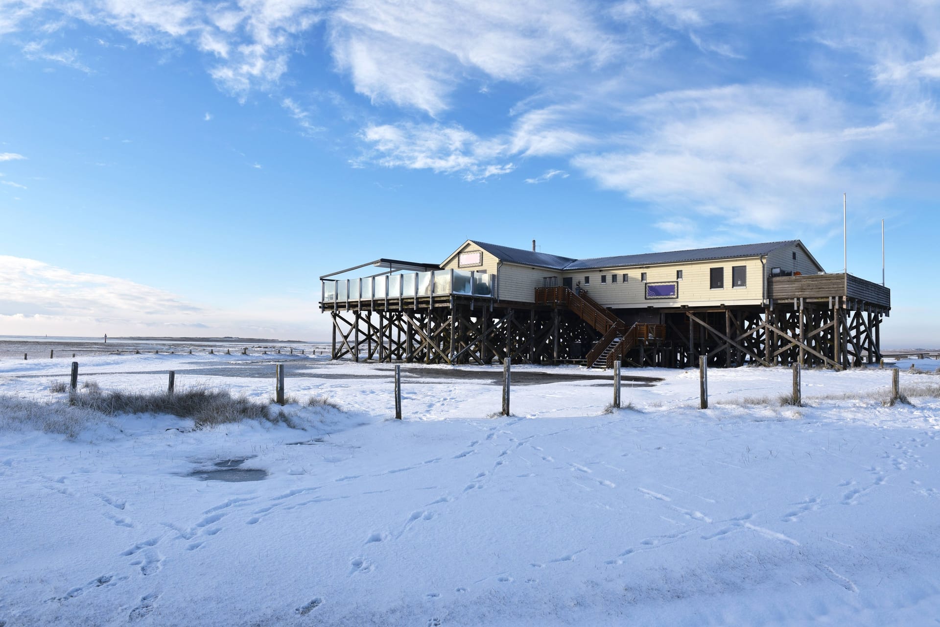 Pfahlbauten im Winter bei St. Peter-Ording (Symbolbild): Der Winter hat Norddeutschland fest im Griff.