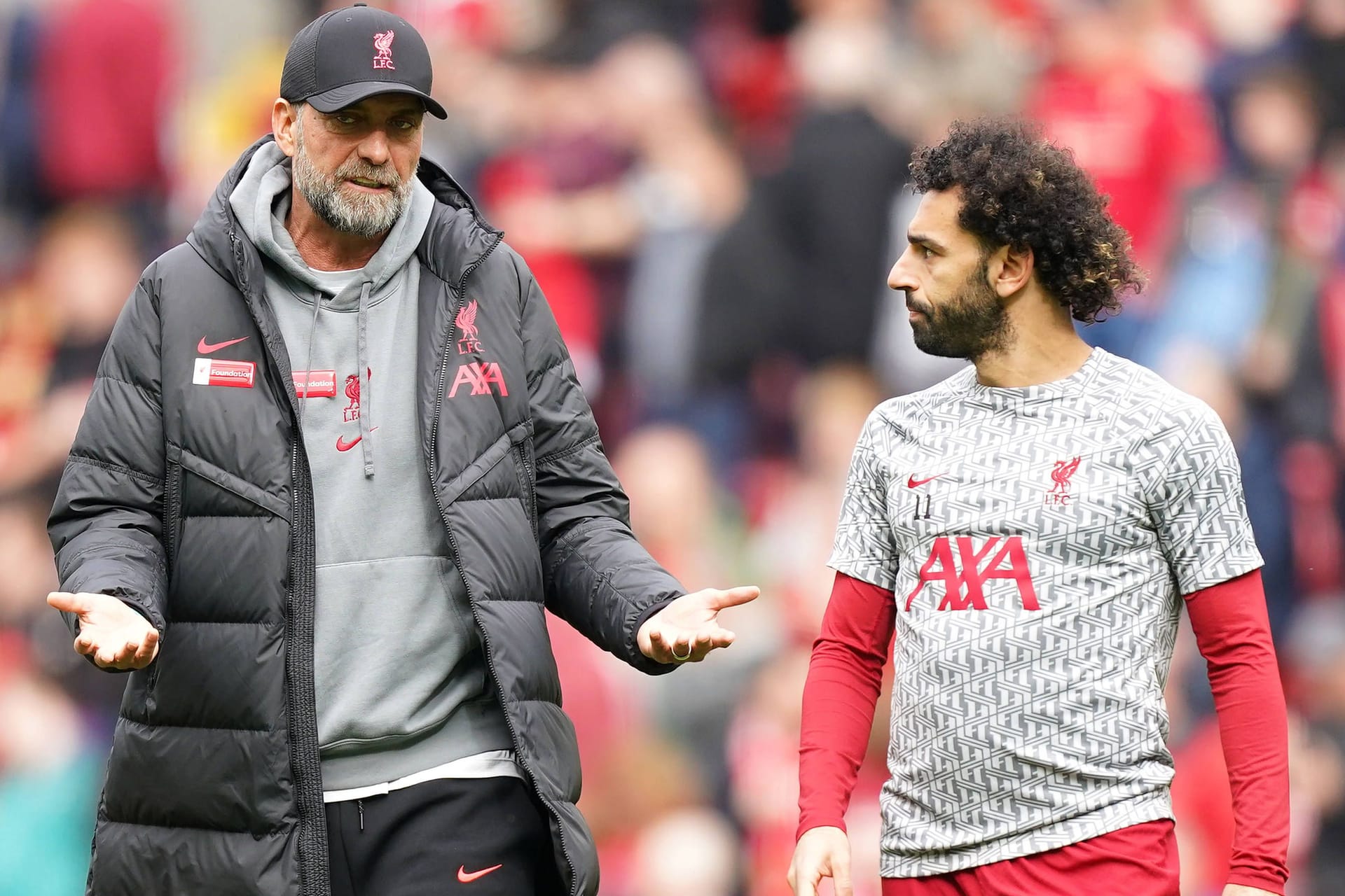 Jürgen Klopp (l.) mit Mohamed Salah: Der ägyptische Starspieler verletzte sich beim Afrika-Cup.