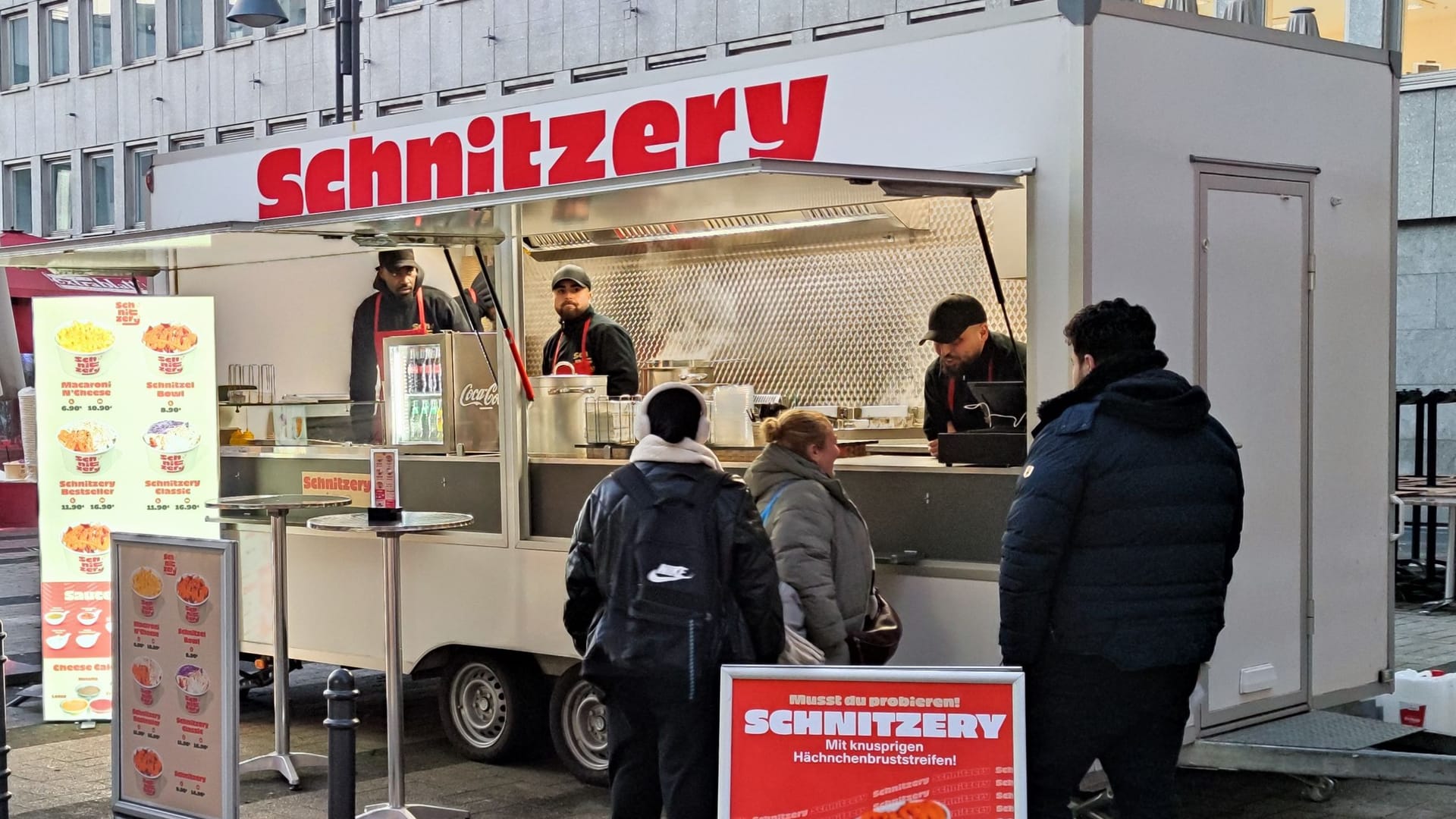 Die Breite Straße: Mitten in der Innenstadt steht der neue Foodtruck mit dem außergewöhnlichen Angebot.