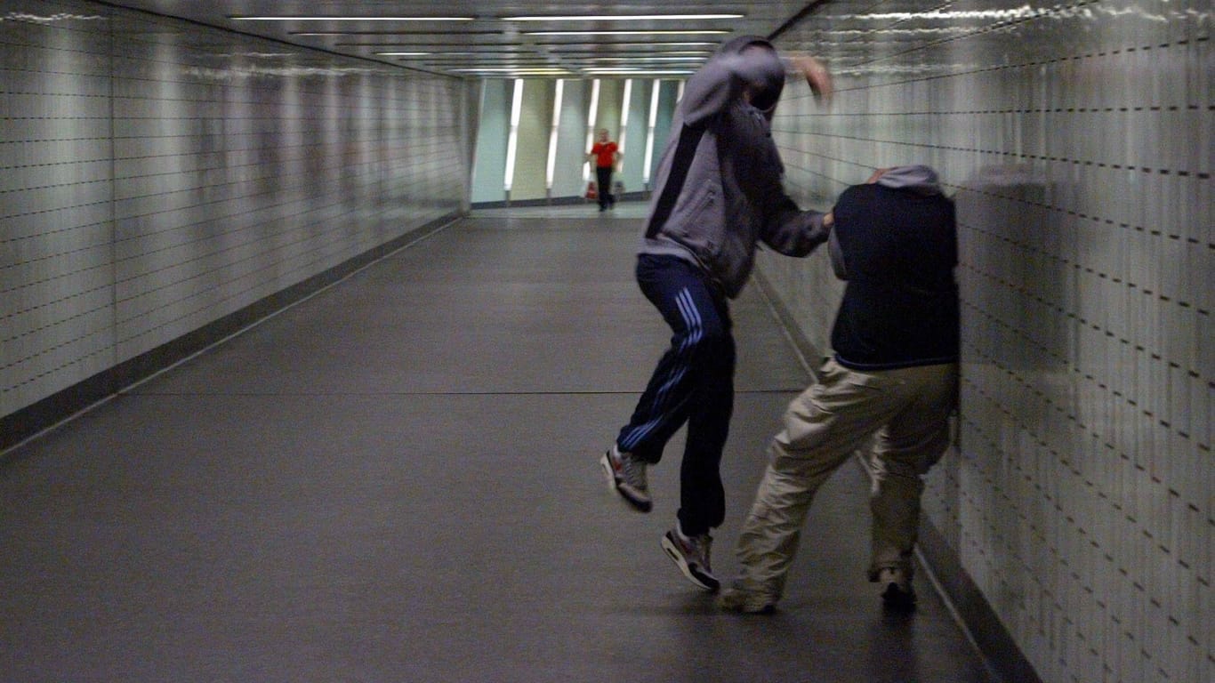 Jugendliche prügeln sich in einem Bahnhof (Symbolbild): Die Jugendkriminalität nimmt zu.