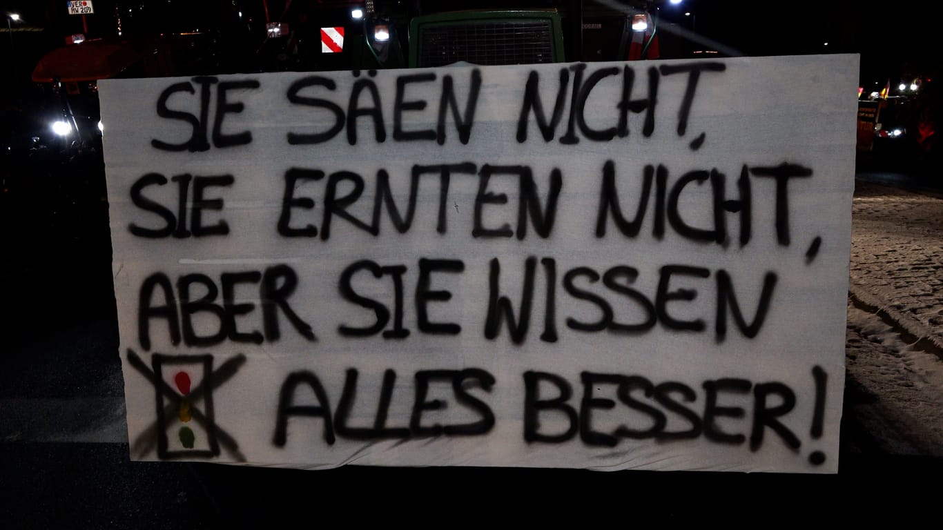 Die Landwirte machen mit Bannern ihrem Ärger gegen die Bundesregierung Luft.