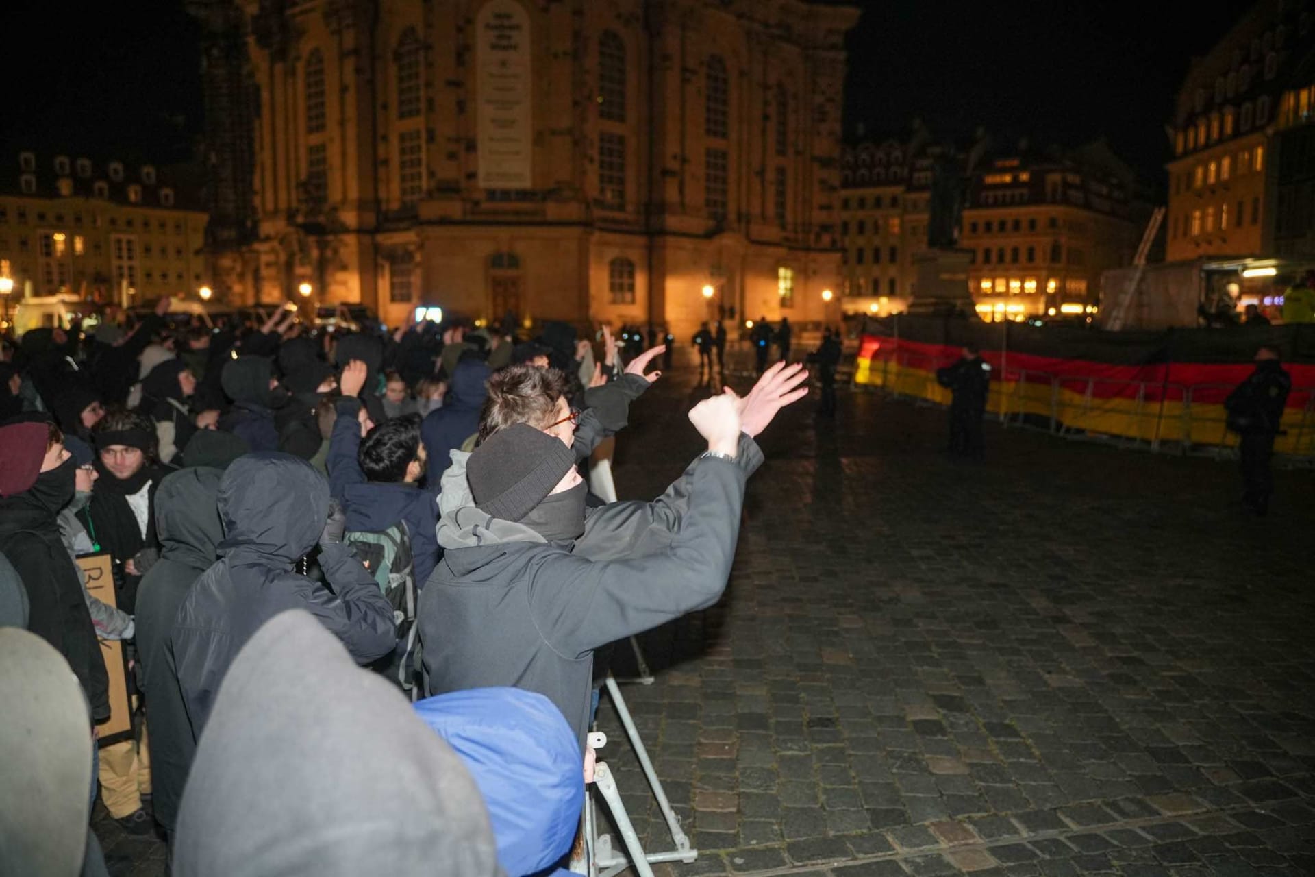 Datum: 29.01.2024 / Ort: DresdenBeide Versammlungen (PEGIDA und Gegenprotest) liefen nebeneinander durch die Dresdner Innenstadt. Die Stimmung teils aufgeheizt, doch die Polizei trennte beide Lager.