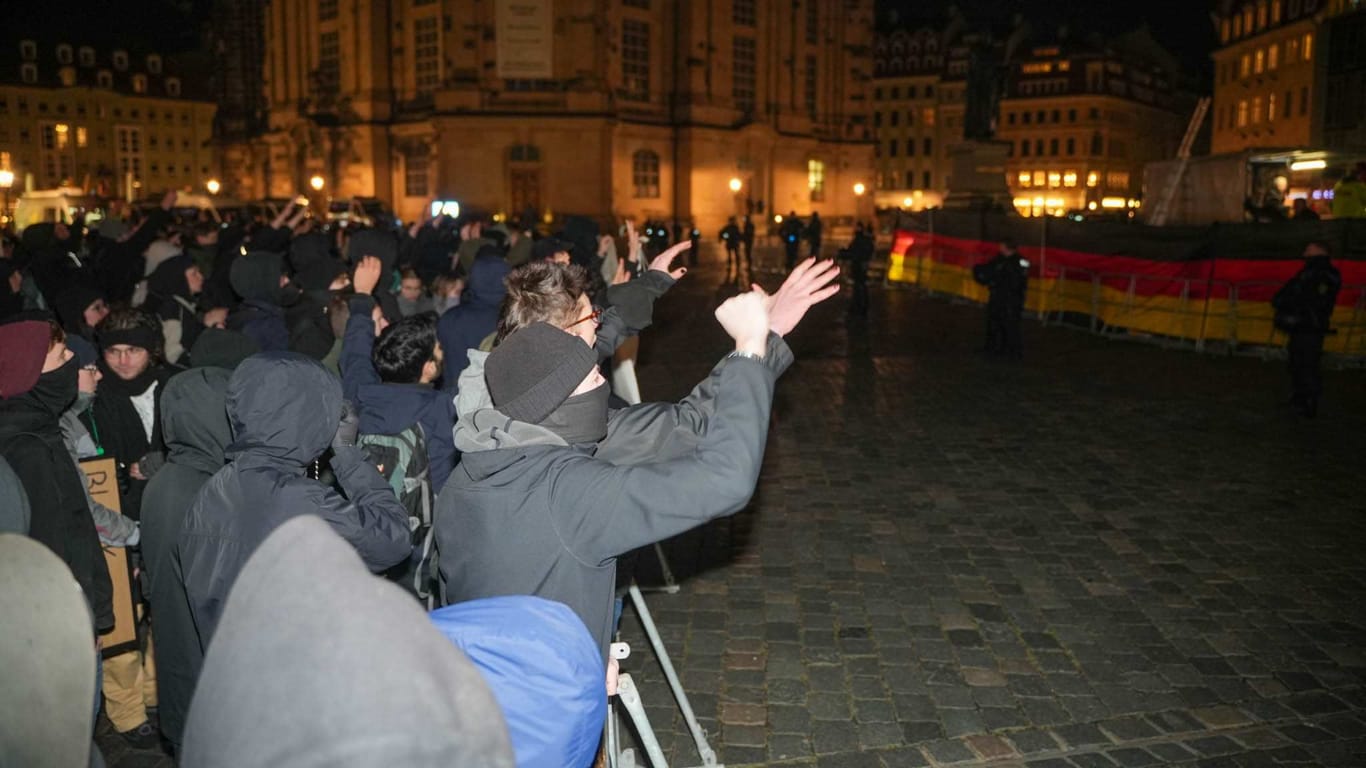 Datum: 29.01.2024 / Ort: DresdenBeide Versammlungen (PEGIDA und Gegenprotest) liefen nebeneinander durch die Dresdner Innenstadt. Die Stimmung teils aufgeheizt, doch die Polizei trennte beide Lager.