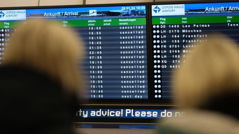 Eine Anzeigetafel im Flughafen Leipzig-Halle zeigt überwiegend stornierte Flüge an.