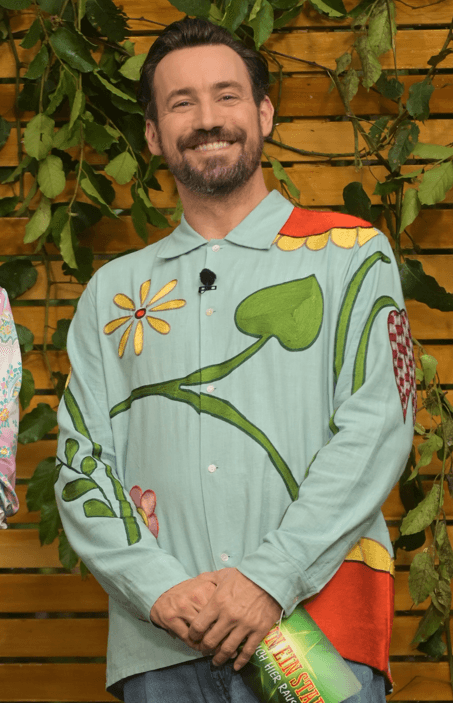 Jan Köppen mit einem Hemd von Sky High Farm Universe.