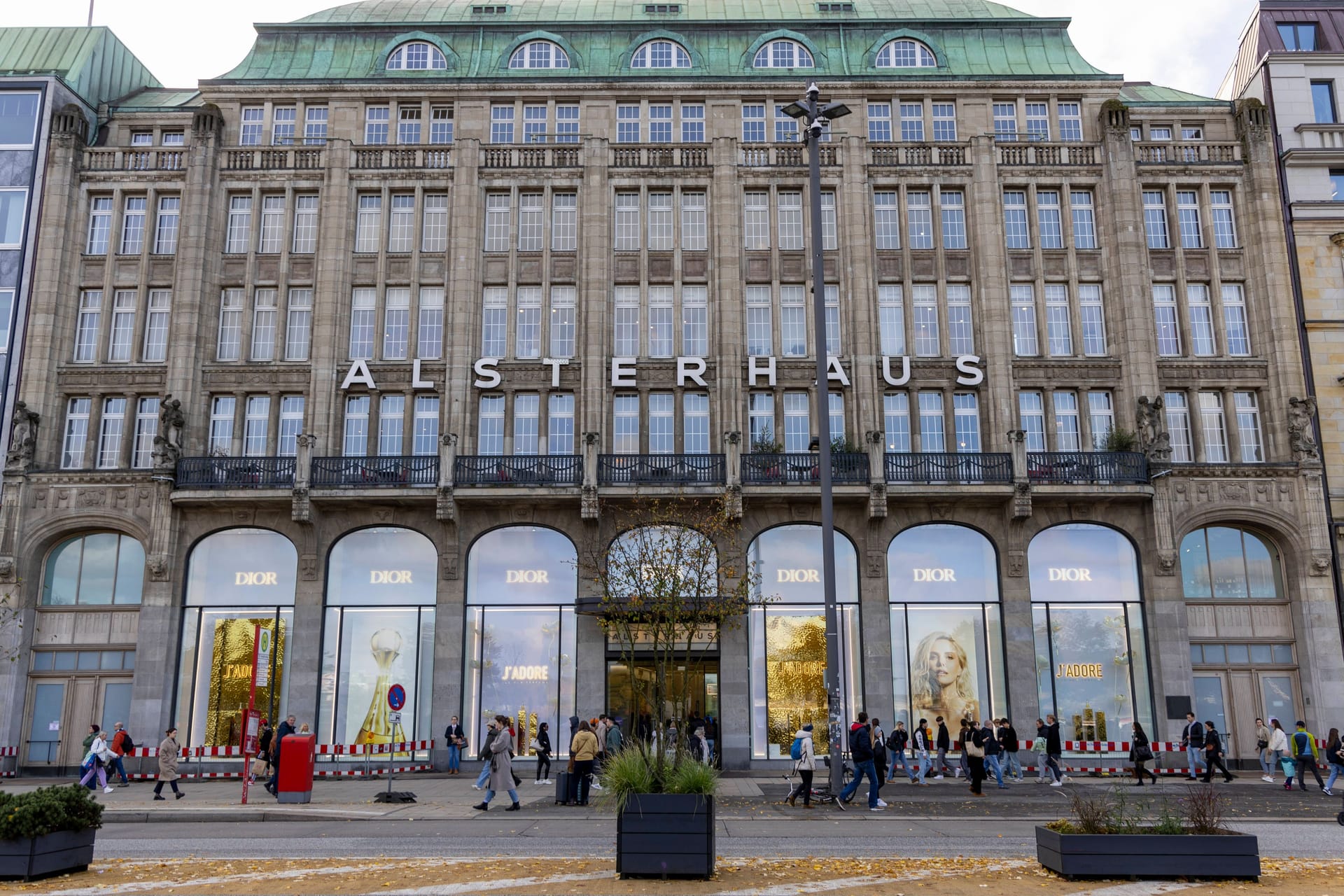 Außenansicht des Hamburger Alsterhaus: Das Haus wurde 1912 am Jungfernstieg eröffnet.