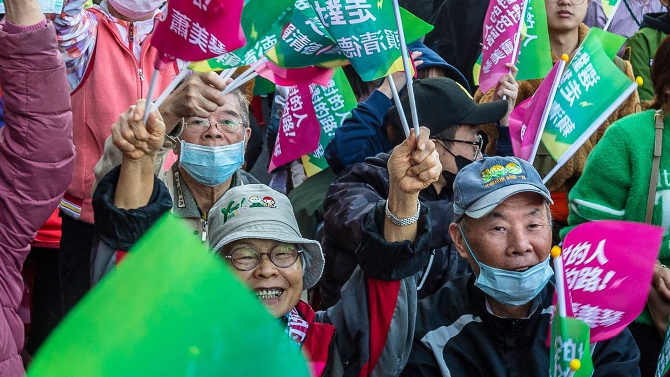 Anhänger des Präsidentschaftskandidaten der Demokratischen Fortschrittspartei, Lai Ching-te, jubeln über die Teilergebnisse der Wahl: Es wäre der dritte Sieg der DPP in Folge.