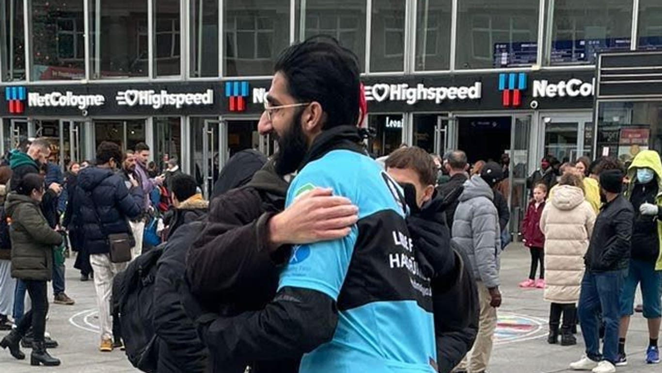 Spontane Umarmung vor dem Kölner Dom: Imam Mahmood Ahmad Malei zeigte sich von den Reaktionen der Kölnerinnen und Kölner überwältigt.