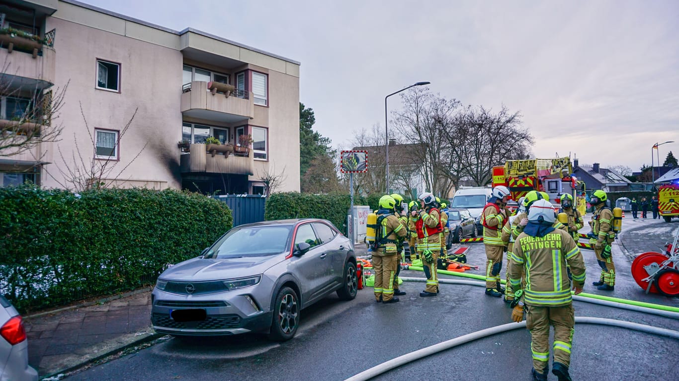 In Ratingen gab es in einer Wohnung an der Brückstraße einen Brand in einer Wohnung. Die Feuerwehr löschte den Brand und musste eine Person aus den Flammen retten.