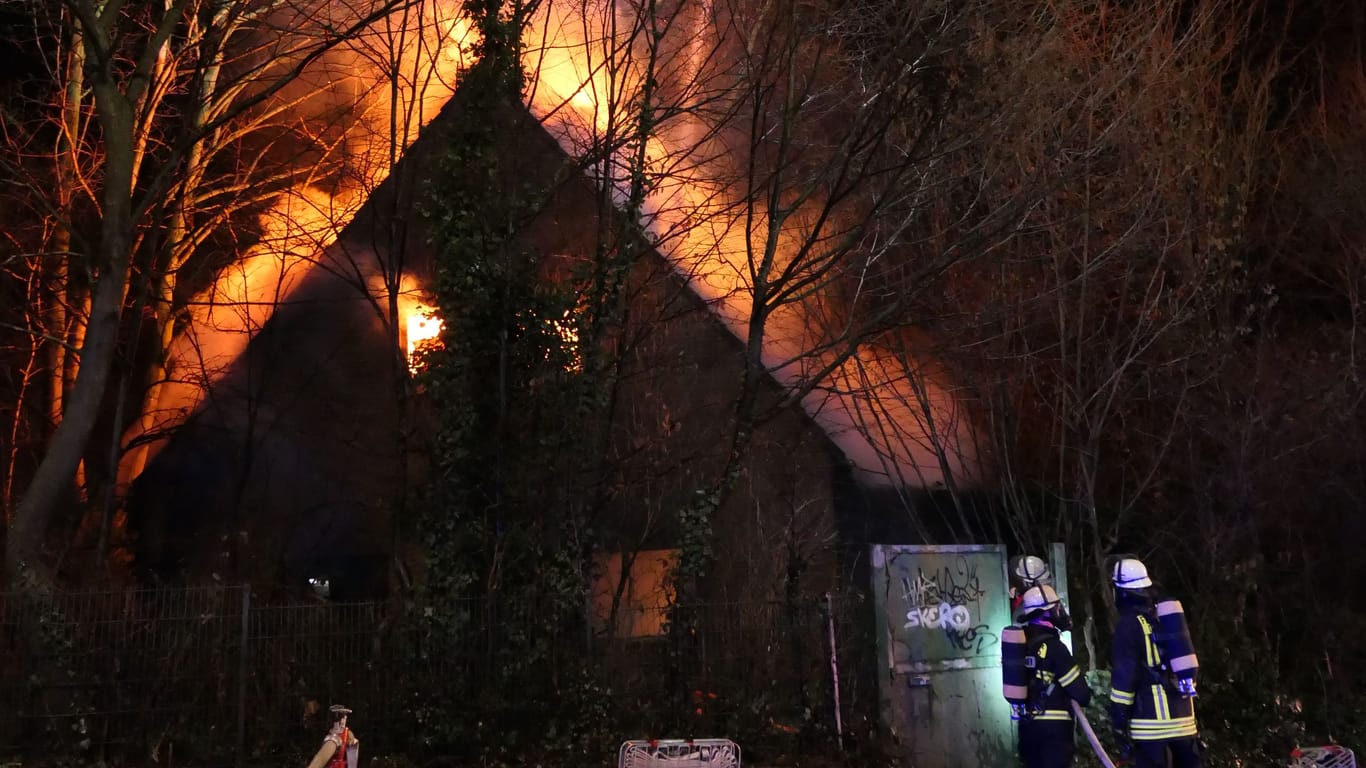 In der Nacht brannte ein Gebäude in Dortmund lichterloh.