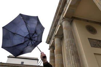 21.12.2023, Berlin - Deutschland. Regen und Sturm bestimmen das Wetter.