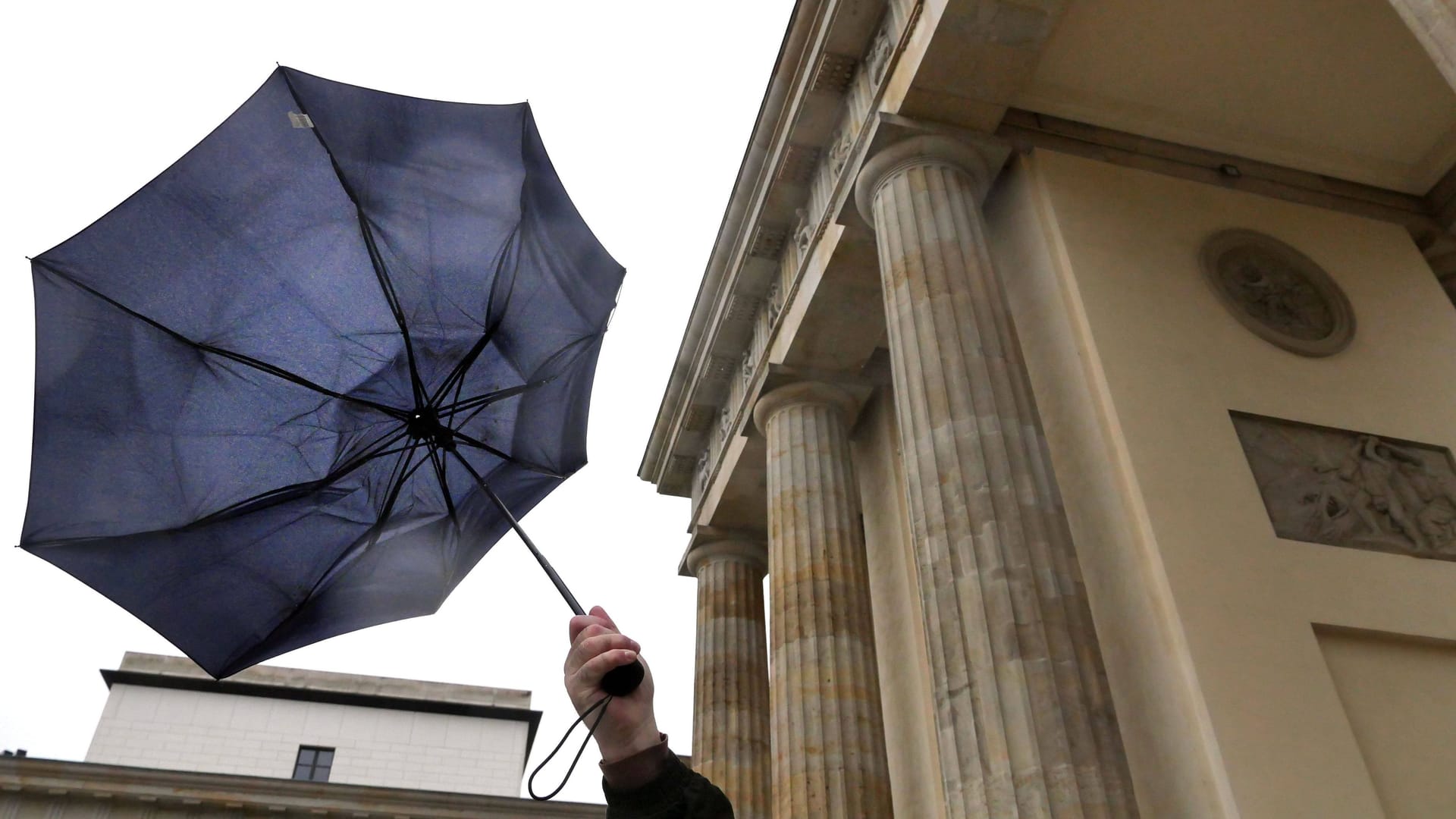 21.12.2023, Berlin - Deutschland. Regen und Sturm bestimmen das Wetter.