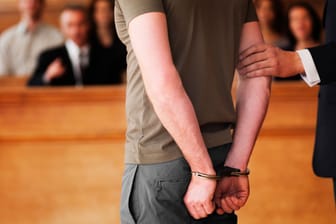 Ein Mann steht in Handschellen vor Gericht (Symbolbild): In Dresden wurde ein Mann wegen sexuellem Missbrauch verurteilt.