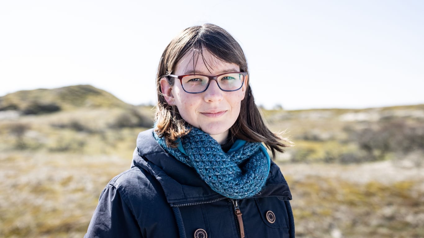 Sandra Franke an der Küste Borkums: Sie ist die Umweltbeauftragte der Nordseeinsel.