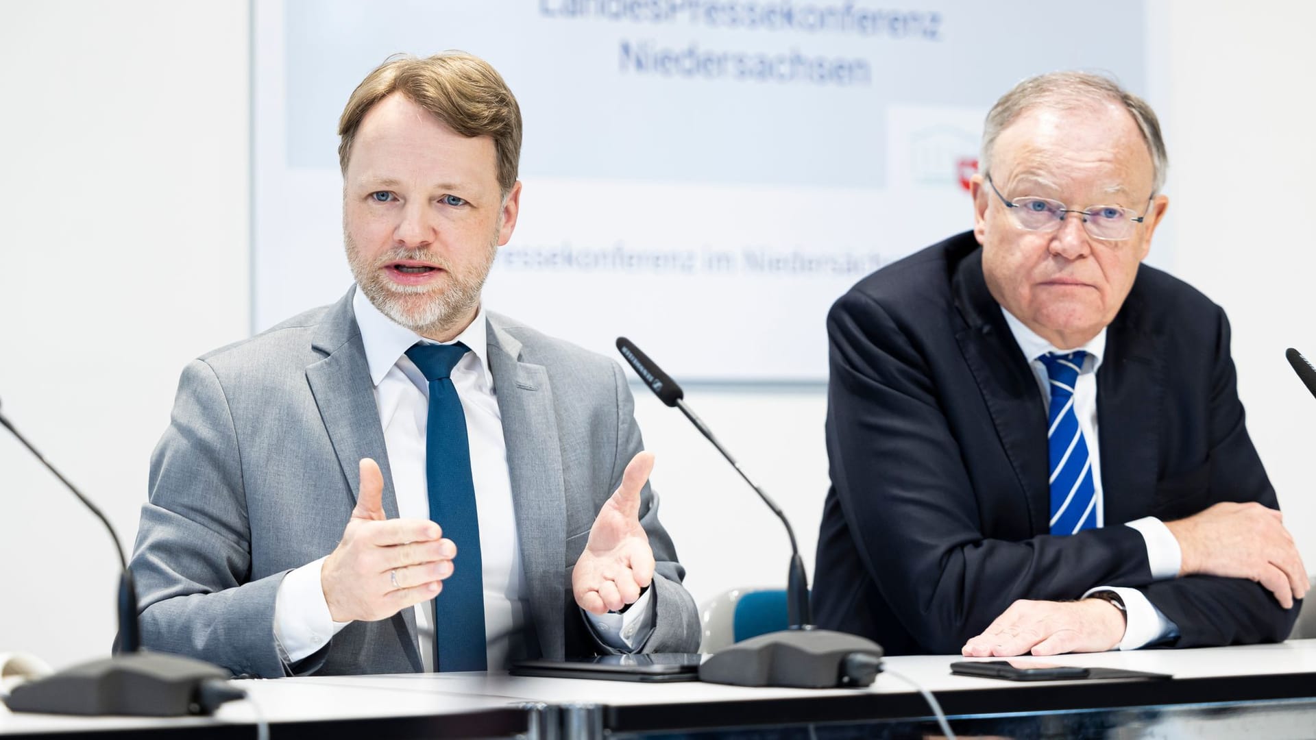 Gerald Heere (Bündnis 90/Die Grünen, l), Finanzminister von Niedersachsen, spricht auf einer Pressekonferenz zu einem Nachtragshaushalt aufgrund des Hochwassers in der Landespressekonferenz neben Stephan Weil (SPD), Ministerpräsident von Niedersachsen.