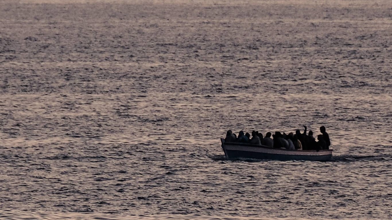 Ein Boot mit Migranten (Archivbild): Vor den spanischen Exklaven hat die marokkanische Marine Flüchtende abgefangen.