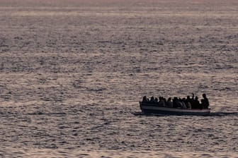 Ein Boot mit Migranten (Archivbild): Vor den spanischen Exklaven hat die marokkanische Marine Flüchtende abgefangen.