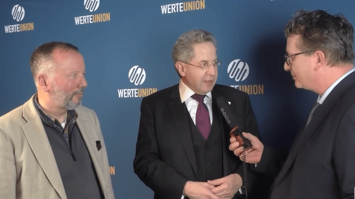 Prominentes Duo: Hans-Georg Maaßen und Markus Krall im Interview bei der Werteunion. Bei Krall wurde im Verfahren gegen Heinrich XIII. Prinz Reuß durchsucht, Er wird aber nicht als Beschuldigter geführt.