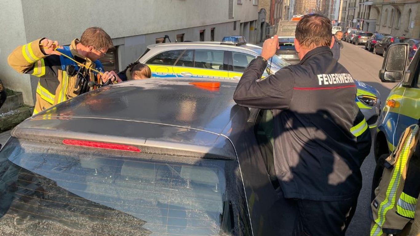 Um den Hund retten zu können, schlugen die Einsatzkräfte eine Seitenscheibe des Wagens ein.