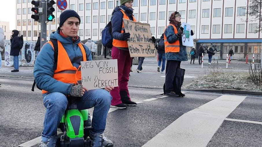 Blockade der "Letzten Generation": Die Klimaaktivisten nahmen den Bauernprotest auf die Schippe.