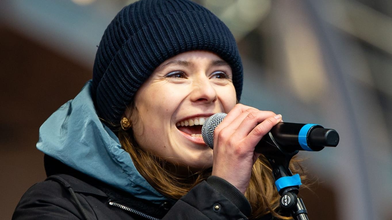 Luisa Neubauer spricht zu Beginn der Demonstration auf der Bühne.