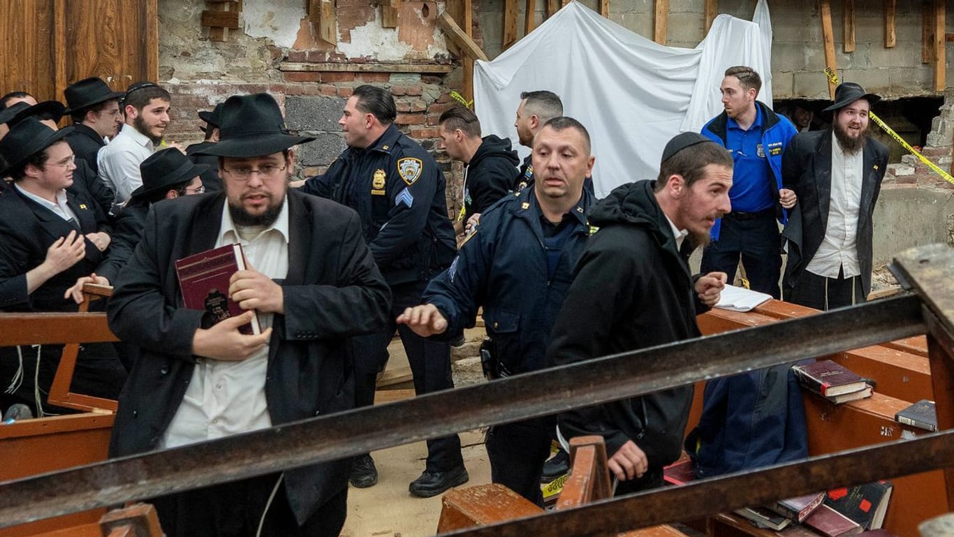 Gläubige Juden in der Nähe einer Synagoge in New York (Archivbild): In der Synagoge wurde ein 18 Meter langer Tunnel gefunden.