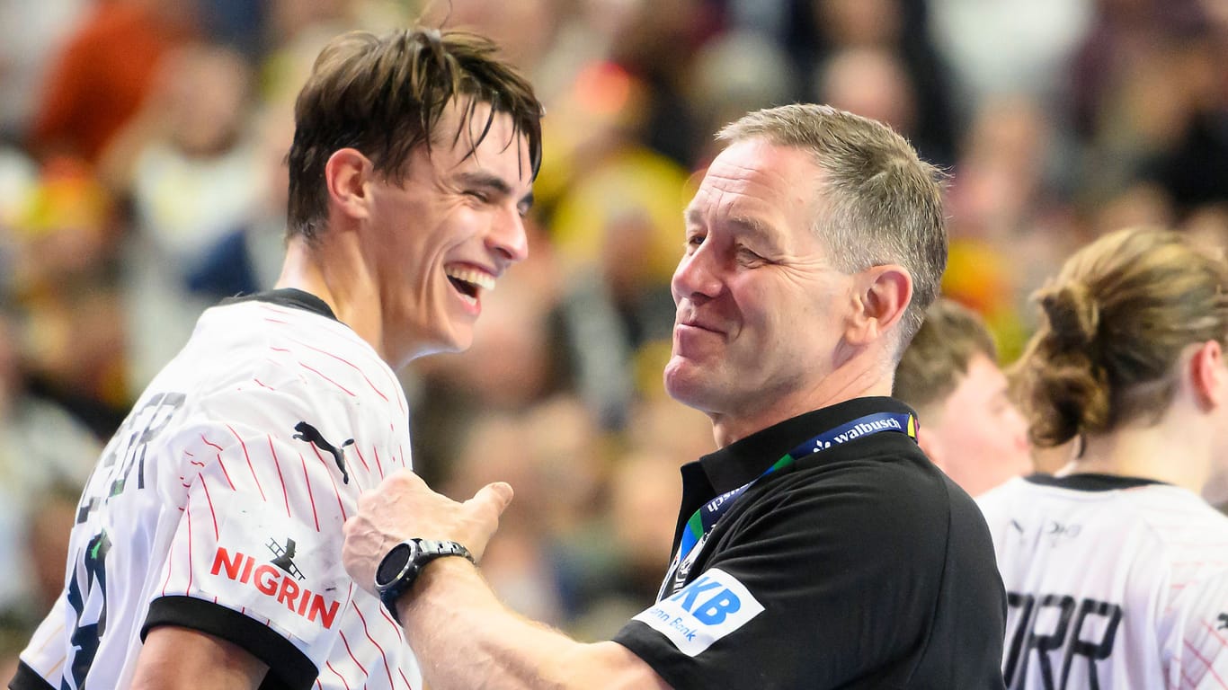 Julian Köster (links) und Bundestrainer Alfred Gíslason: Die deutschen Handballer sind wieder auf Halbfinal-Kurs.