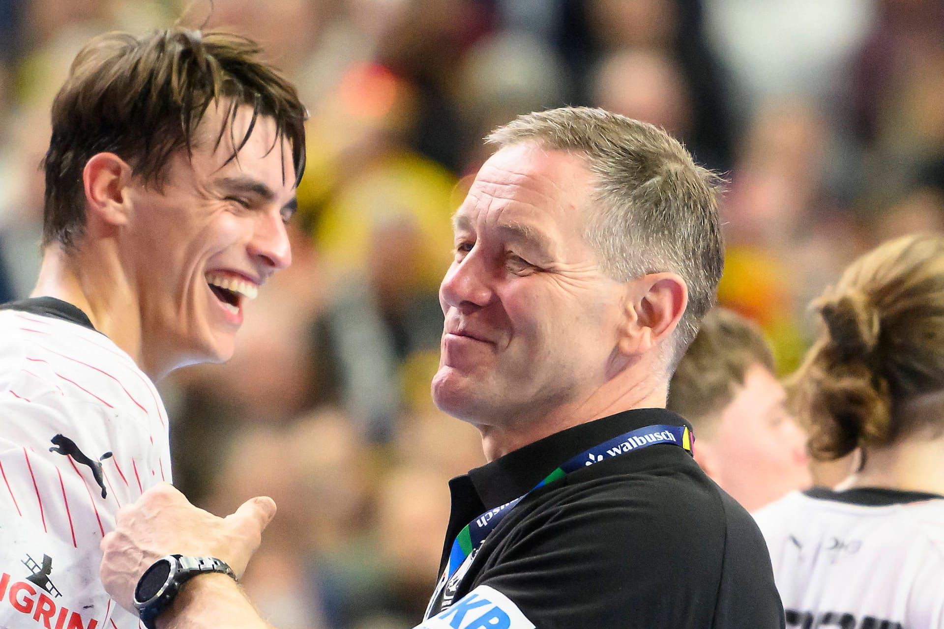 Julian Köster (links) und Bundestrainer Alfred Gíslason: Die deutschen Handballer sind wieder auf Halbfinal-Kurs.