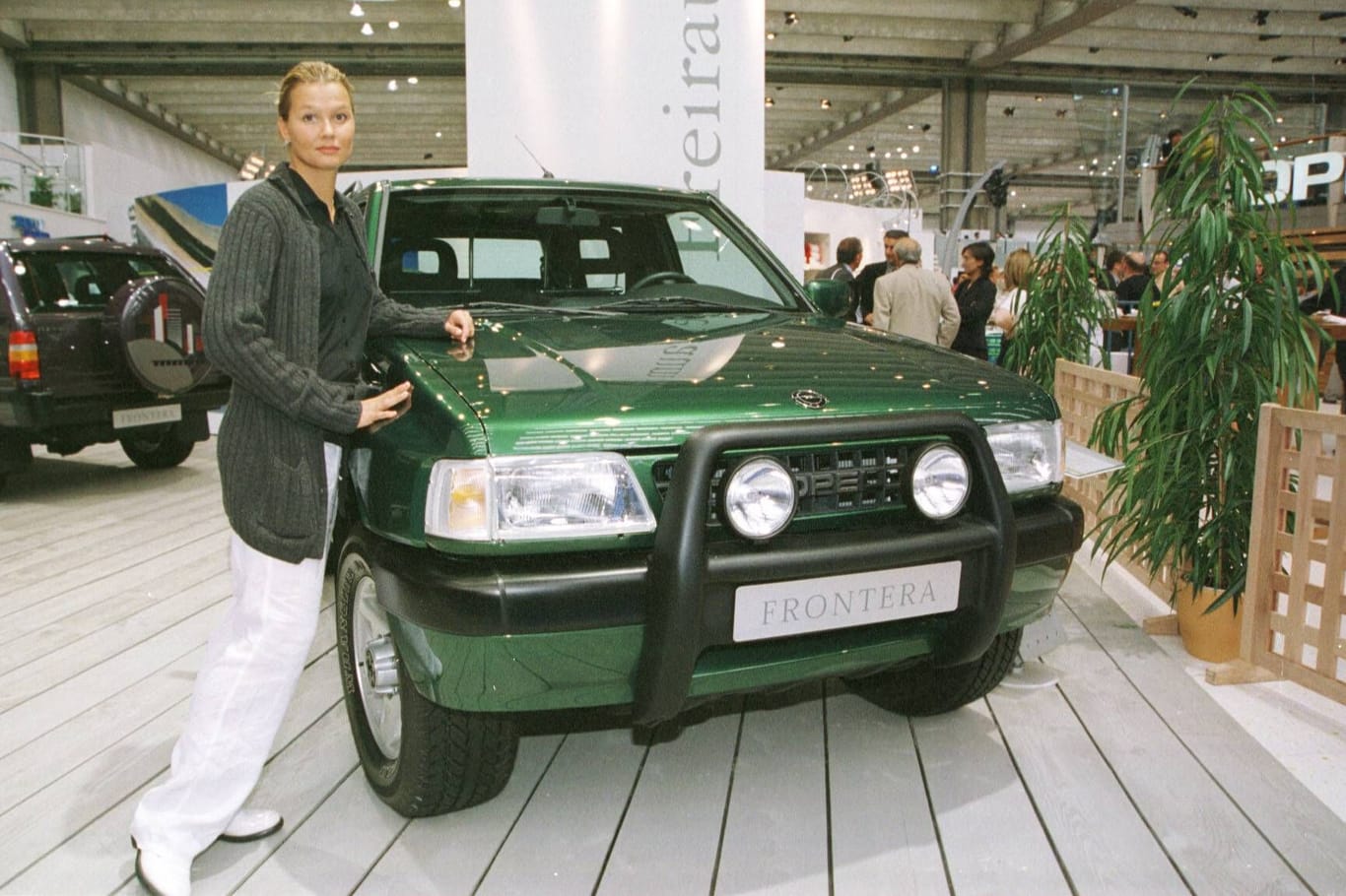 Die damalige Schwimmerin Franziska van Almsick auf der IAA am Stand ihres Sponsors Opel neben dem Frontera.