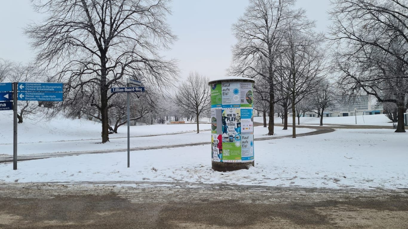 Zwei unscheinbare Plakate auf einer Litfaßsäule – mehr Werbung für die Handball-EM lässt sich nicht entdecken.