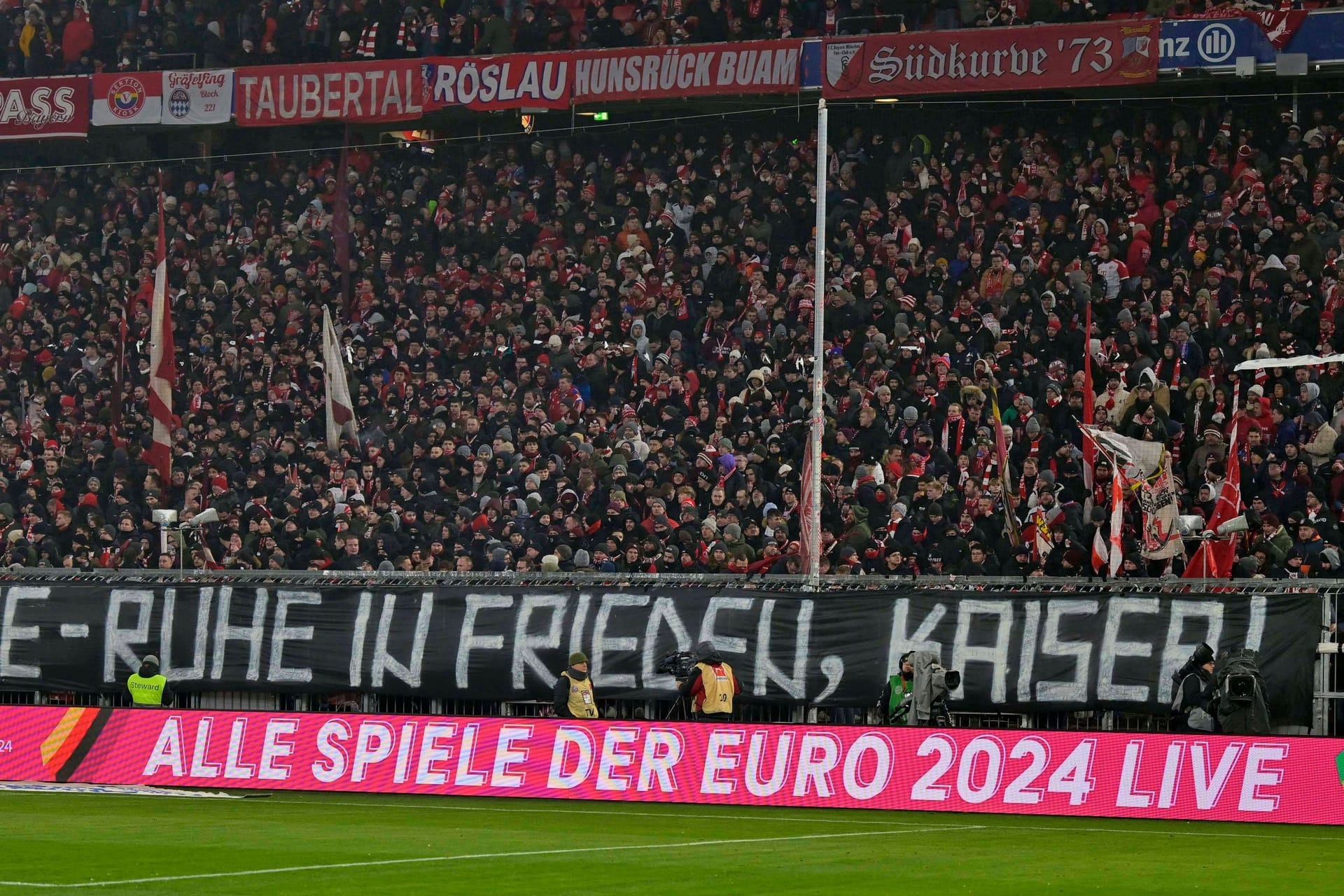 Eine letzte Botschaft: Das Banner der Bayern-Fans für Franz Beckenbauer.