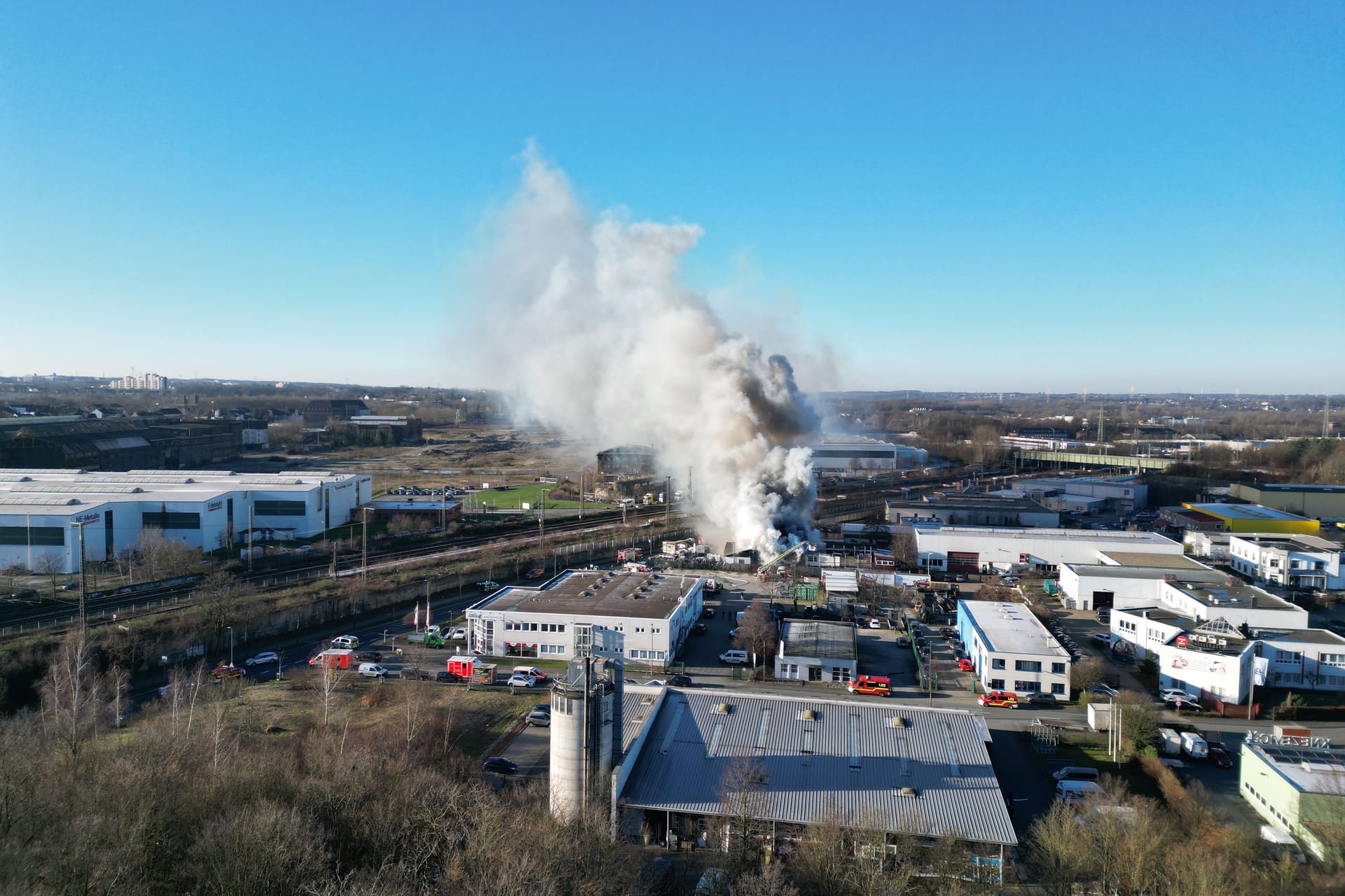 Rauchwolke am Hafen: Im Industriegebiet ist ein Feuer ausgebrochen.
