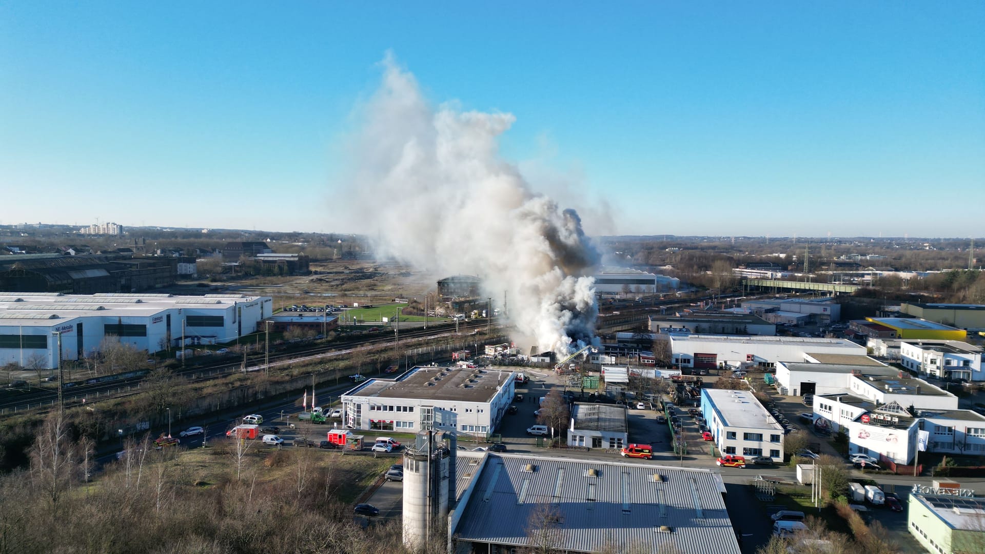Rauchwolke am Hafen: Im Industriegebiet ist ein Feuer ausgebrochen. Rauchwolke am Hafen: Im Industriegebiet ist ein Feuer ausgebrochen.