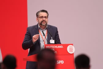 Mustafa Güngör beim SPD-Bundesparteitag in Berlin: In der Bremischen Bürgerschaft ist die AfD bislang nicht vertreten.