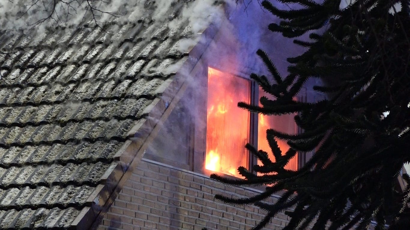 Flammen in einem Wohnviertel in Delmenhorst am Mittwochabend: Eine Frau musste von Rettungskräften behandelt werden.