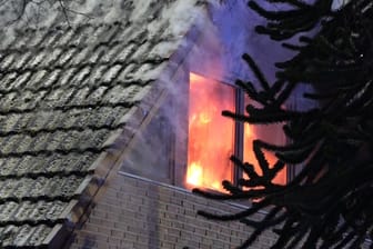 Flammen in einem Wohnviertel in Delmenhorst am Mittwochabend: Eine Frau musste von Rettungskräften behandelt werden.