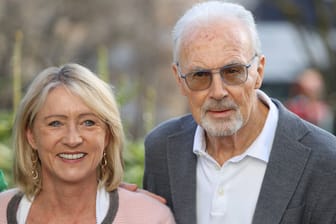 Franz Beckenbauer (r.) mit Ehefrau Heidi: Vor fast genau einem Jahr waren die beiden gemeinsam beim Karpfenessen.