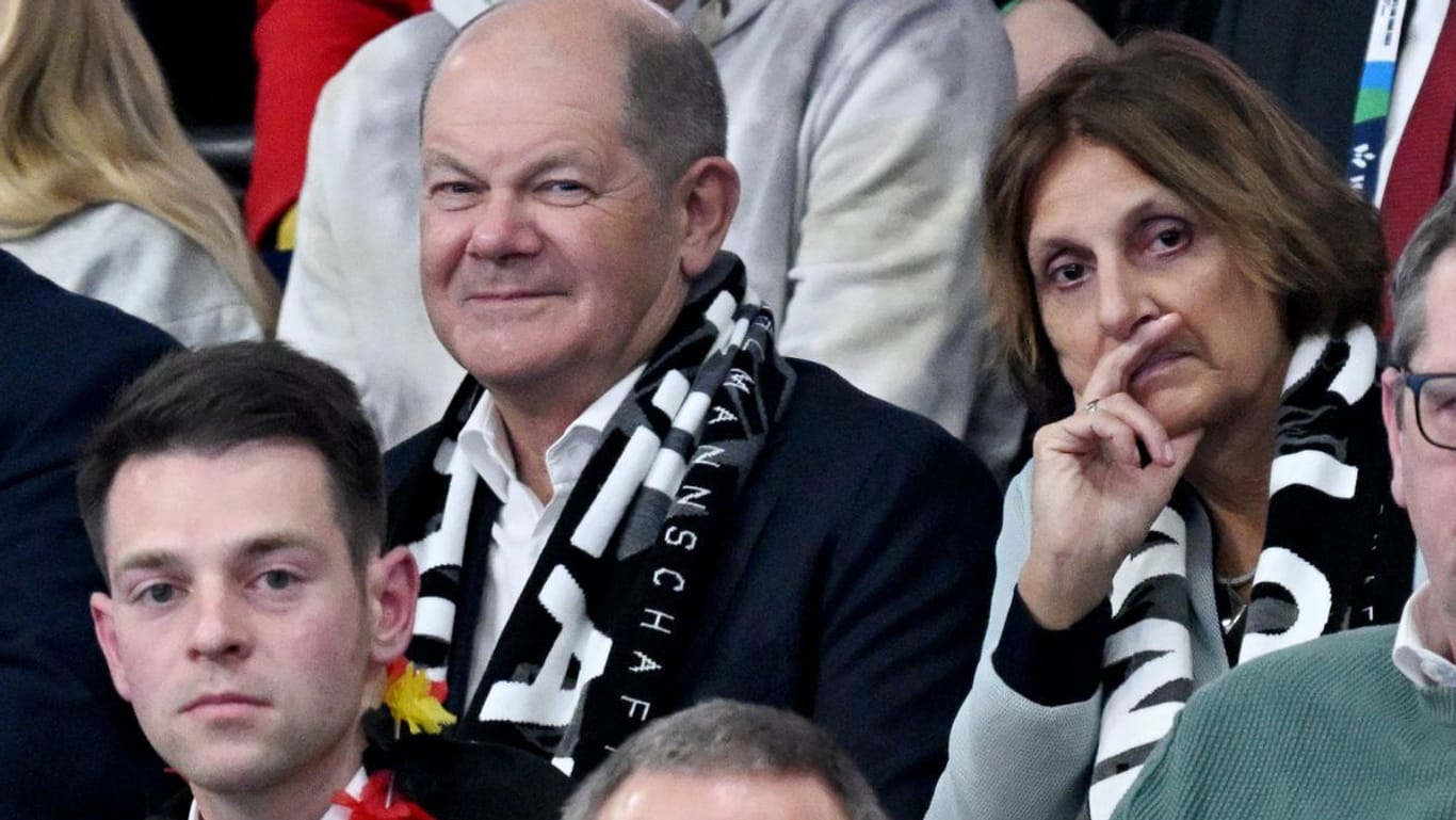 Bundeskanzler Olaf Scholz (M./SPD), seine Frau Britta Ernst (r.) bei der Handball-EM in der Berliner Mercedes-Benz-Arena.