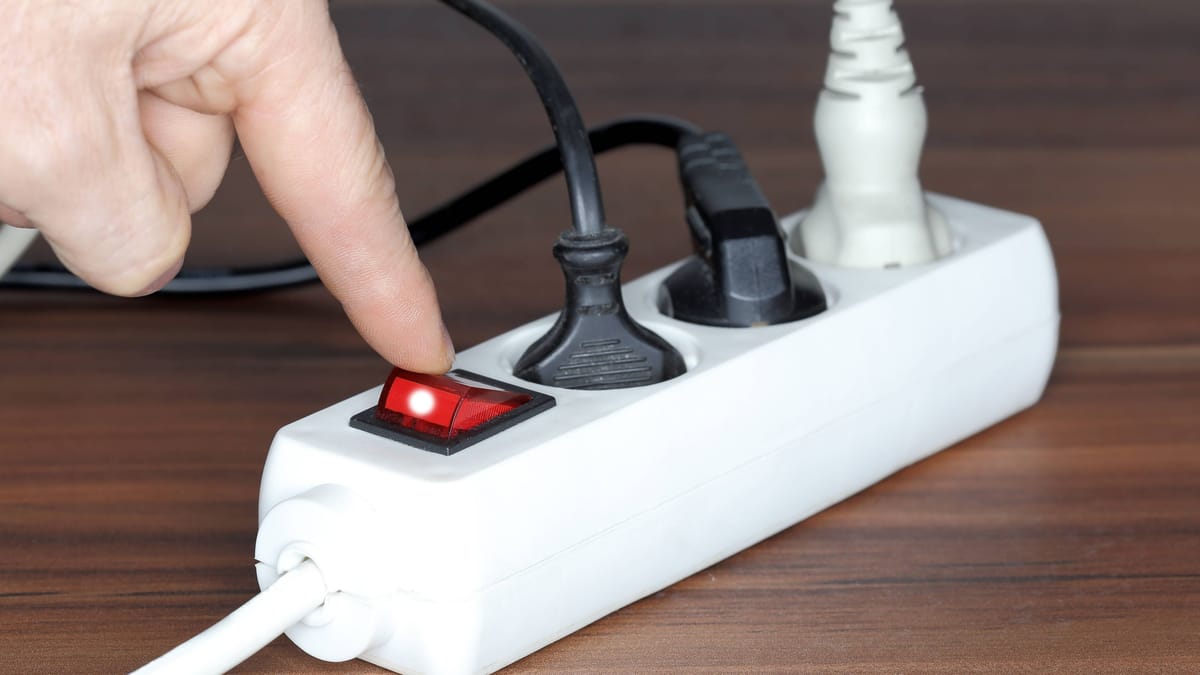 Fernseher über Steckdosenleiste: Spart das Strom und schadet es dem Gerät?