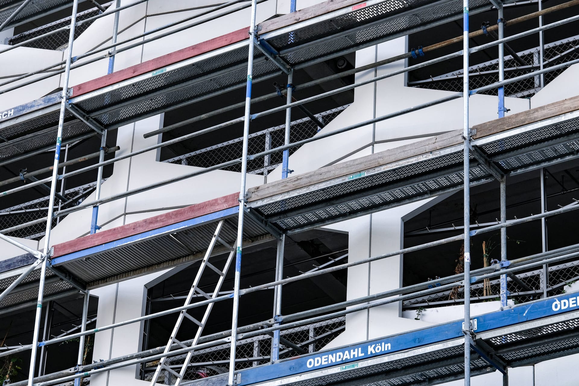 Ein Baugerüst steht an einem Haus (Symbolbild): Auf Langeoog kam es zu einem tödlichen Arbeitsunfall.