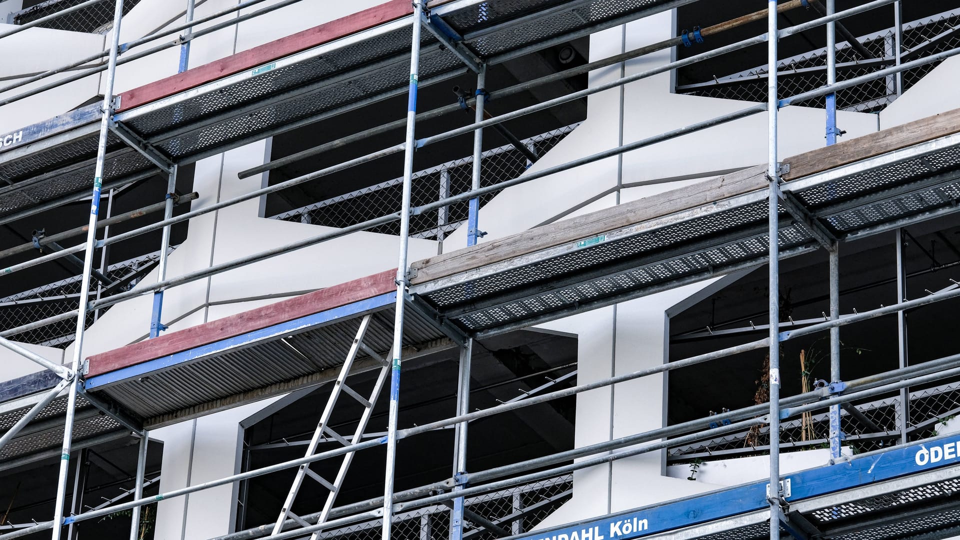 Ein Baugerüst steht an einem Haus (Symbolbild): Auf Langeoog kam es zu einem tödlichen Arbeitsunfall.