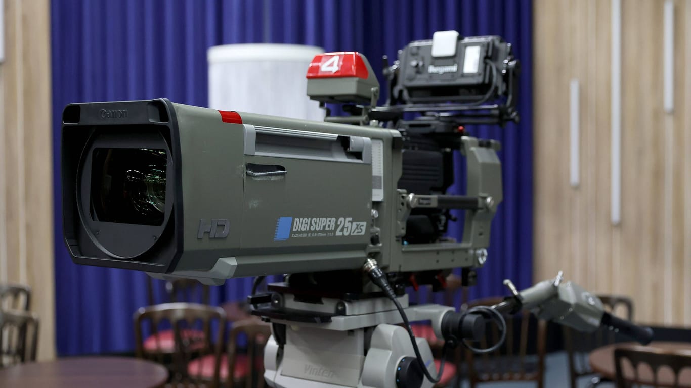 Eine Kamera in einem Studio (Symbolbild): Das "ARD-Buffet"musste wegen eines Alarms vom Sender genommen werden.