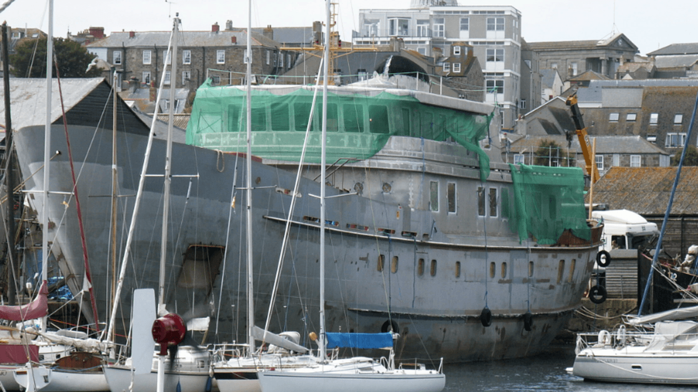Die "Vega" im Hafen von Penzance in Cornwall (Archivfoto): Dort lag das Schiff etwa 18 Jahren und wurde zum heimlichen Wahrzeichen der Stadt.