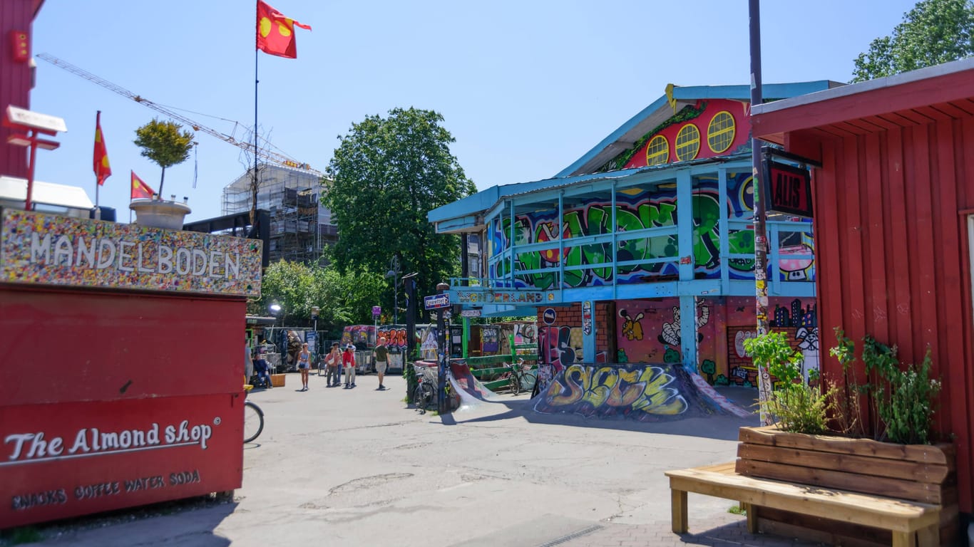 Freistadt Christiania (Archivbild): Die drei gelben Punkte auf der Fahne stehen für die drei I-Punkte in Christiania.