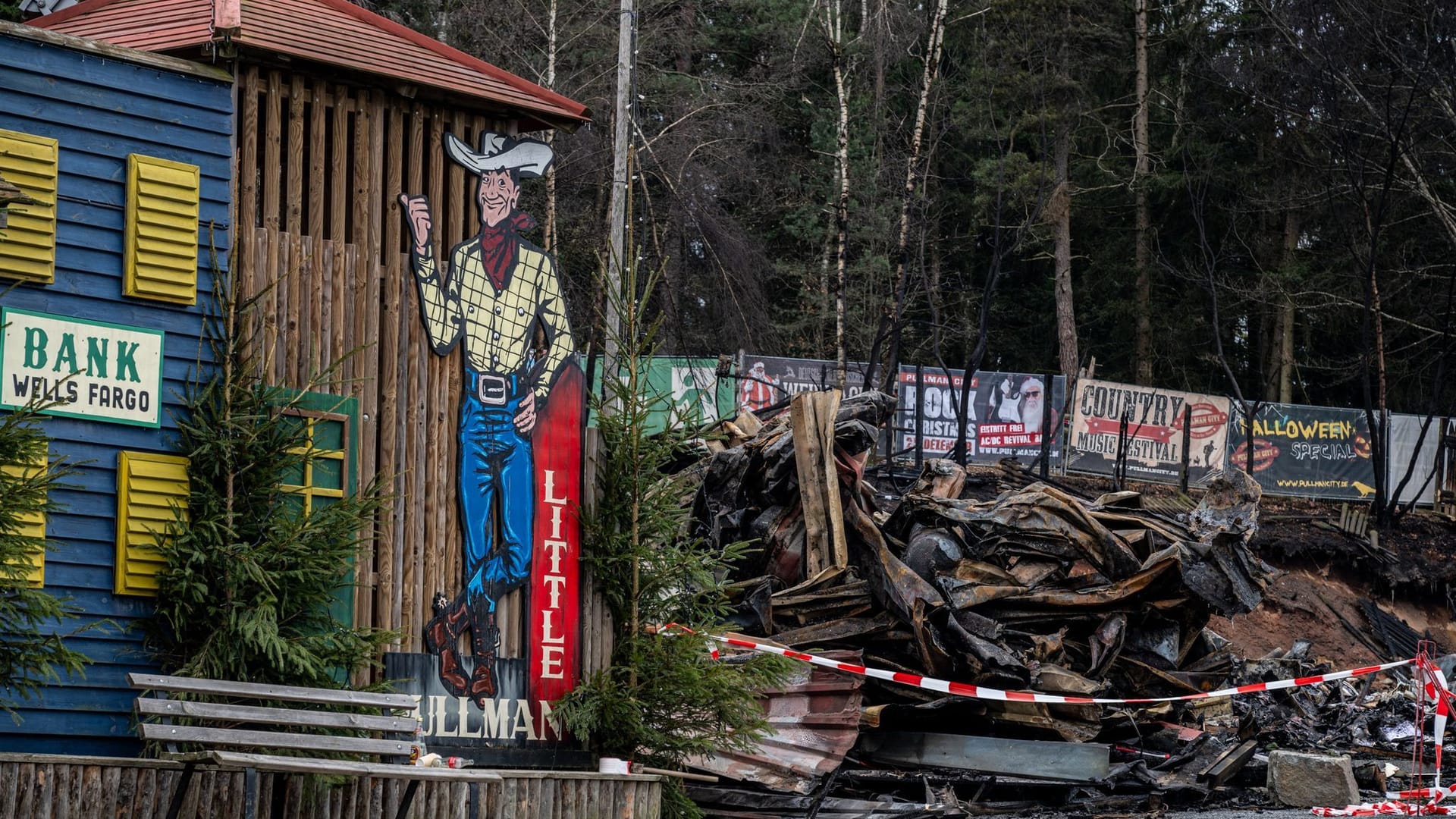 Trümmer liegen nach einem Großbrand auf dem Gelände der Westernstadt "Pullman City": Im Frühjahr soll wieder das volle Programm angeboten werden.