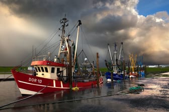 Dunkle Wolken ziehen über Fischkuttern an der Nordsee auf (Archivfoto): Die Branche kämpft um ihre Zukunft.