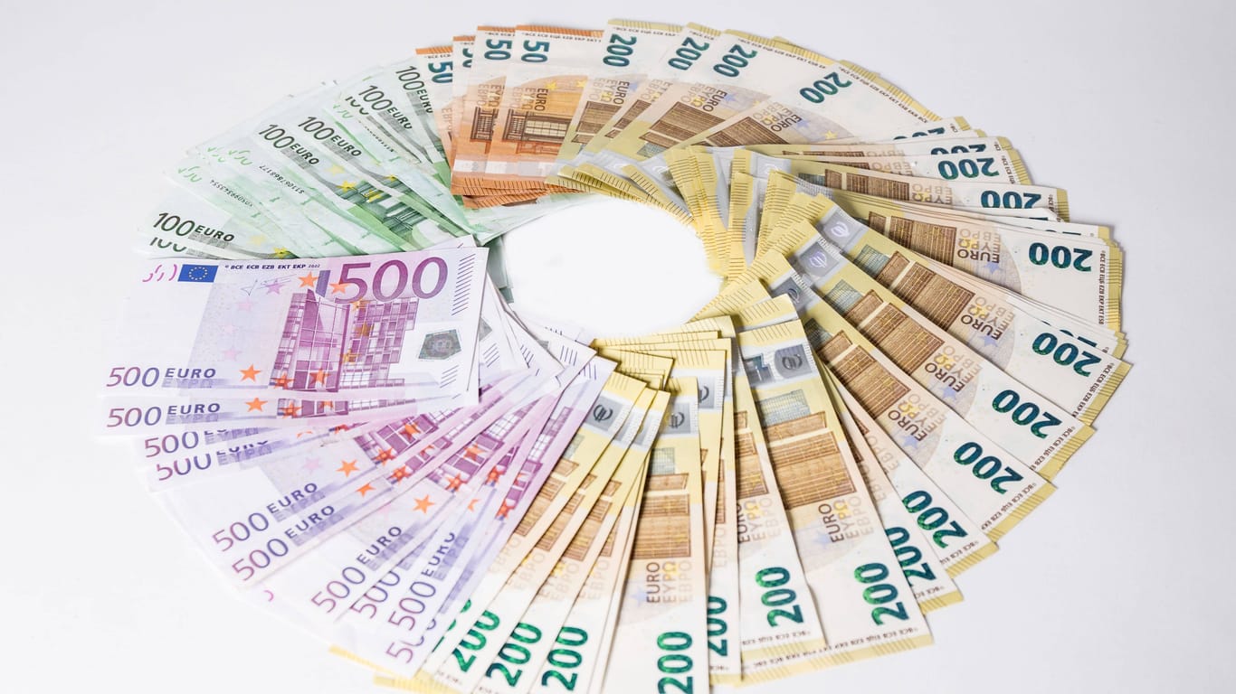 Euroscheine auf einem Tisch (Symbolfoto): In Bayern sind zwei Unbekannte zu Millionären geworden.