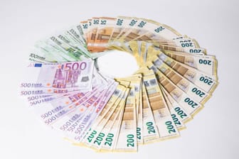 Euroscheine auf einem Tisch (Symbolfoto): In Bayern sind zwei Unbekannte zu Millionären geworden.