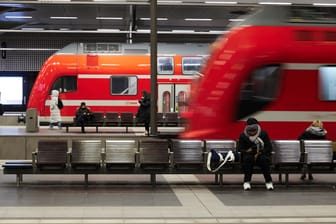 Reisende warten in einem Bahnhof (Symbolfoto): In Niedersachsen und Bremen fallen zahlreiche Züge aus.
